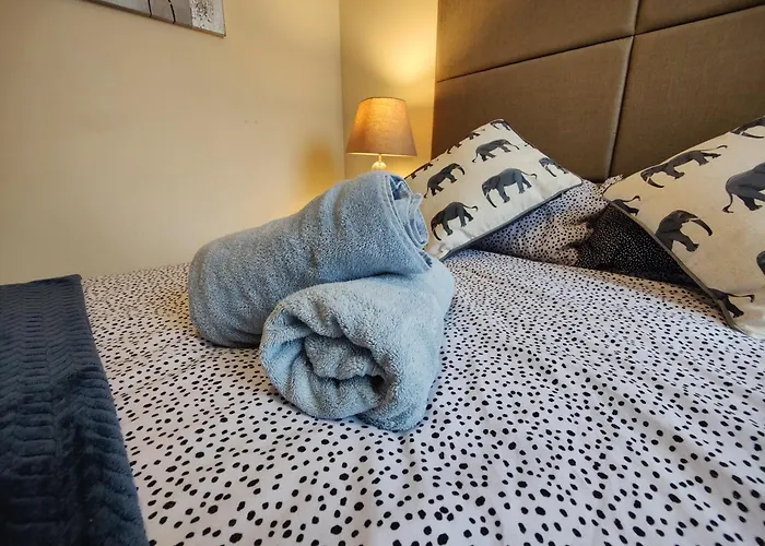 Free Private Parking - City Centre 2 Bedroom Ensuite Near Shopping & Financial Centre, Victoria Station & Ao Daire *