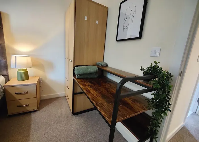 Free Private Parking - City Centre 2 Bedroom Ensuite Near Shopping & Financial Centre, Victoria Station & Ao *