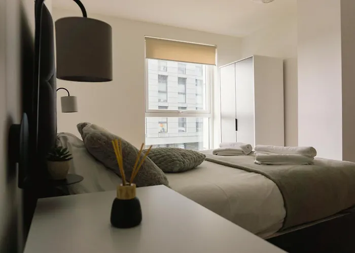 Manchester's Luxurious 2-bed Haven With Balcony - Canal Views & Proximity To United Manchester