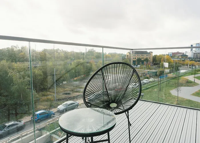 Manchester's Luxurious 2-bed Haven With Balcony - Canal Views & Proximity To United Apartament