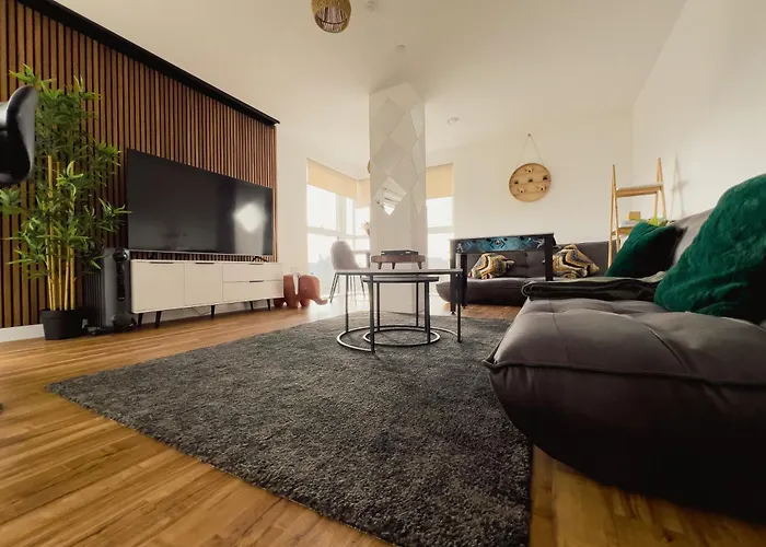 Manchester's Luxurious 2-bed Haven With Balcony - Canal Views & Proximity To United Apartament *