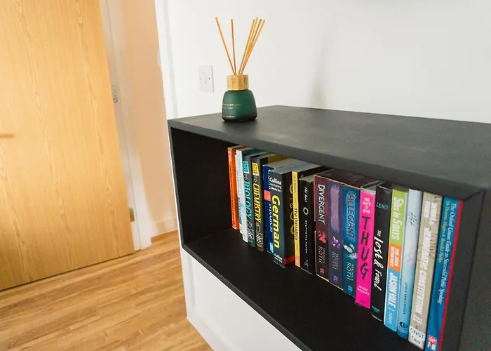 Manchester's Luxurious 2-bed Haven With Balcony - Canal Views & Proximity To United *