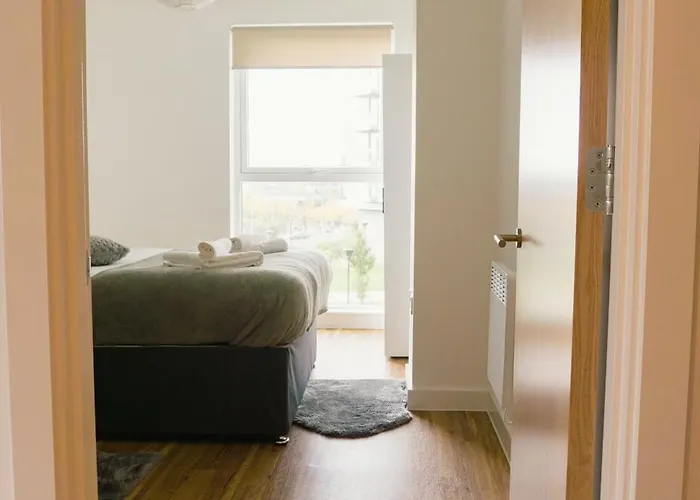 Manchester's Luxurious 2-bed Haven With Balcony - Canal Views & Proximity To United