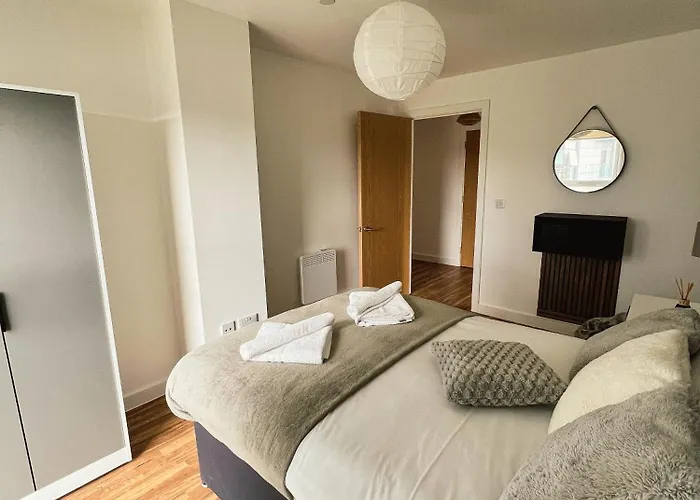 Manchester's Luxurious 2-bed Haven With Balcony - Canal Views & Proximity To United Apartament Manchester