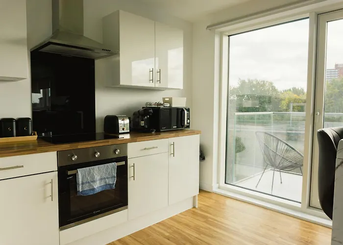 Manchester's Luxurious 2-bed Haven With Balcony - Canal Views & Proximity To United * Manchester