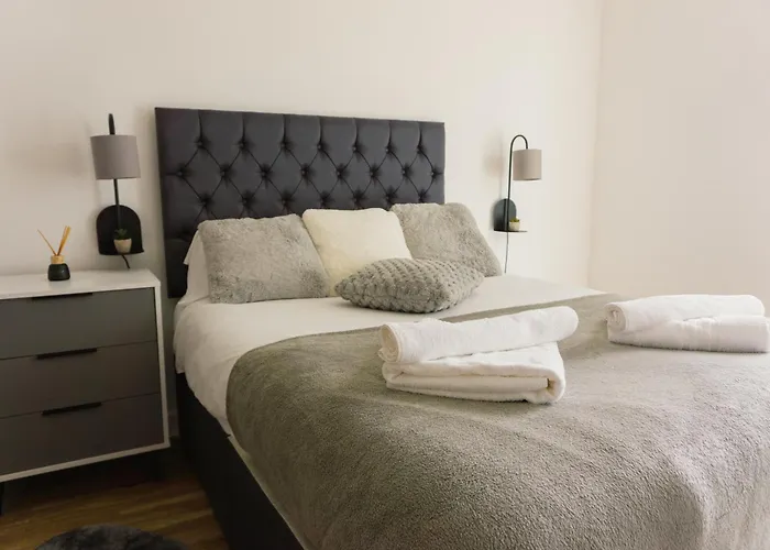 Apartament Manchester's Luxurious 2-bed Haven With Balcony - Canal Views & Proximity To United