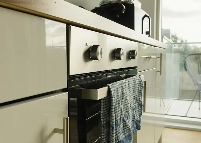 Apartament Manchester's Luxurious 2-bed Haven With Balcony - Canal Views & Proximity To United *