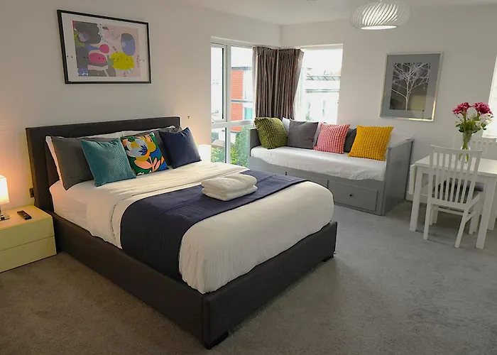 Luxury - Pick A - Free Parking & Kitchen Access, Near Etihad Stadium, The Coop Live & Piccadilly Station, 홈스테이 *