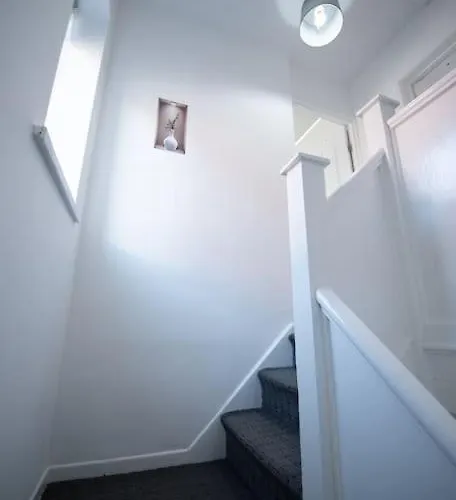 Spacious 3 Bed Airport Free Parking Manchester