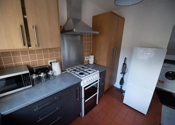 Spacious 3 Bed Airport Free Parking