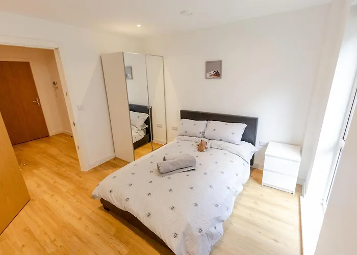 Warm 2 Bedroom 15 Min Walk To Etihad Stadium And Center *