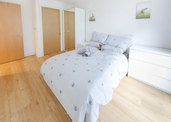 Warm 2 Bedroom 15 Min Walk To Etihad Stadium And Center *