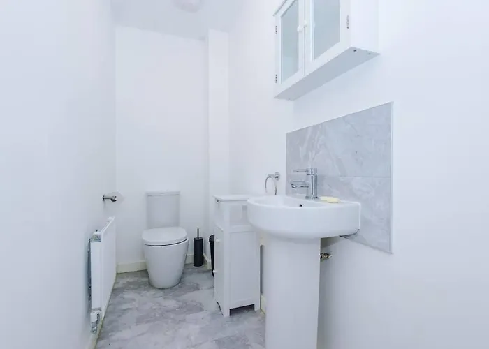 Sleeps 7, Stunning Home, Free Parking, Perfect For Groups, Long Term Disc Apartman *