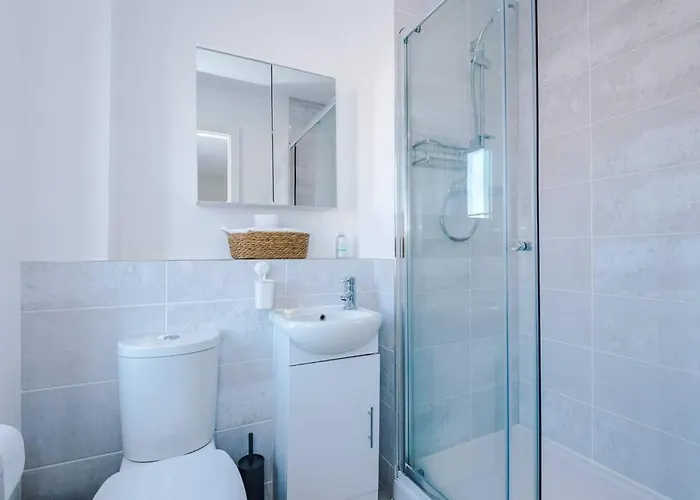 Sleeps 7, Stunning Home, Free Parking, Perfect For Groups, Long Term Disc * Manchester