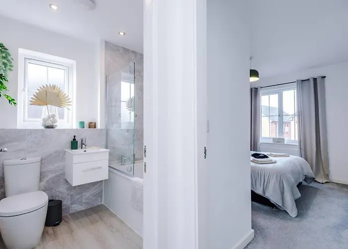 Sleeps 7, Stunning Home, Free Parking, Perfect For Groups, Long Term Disc *