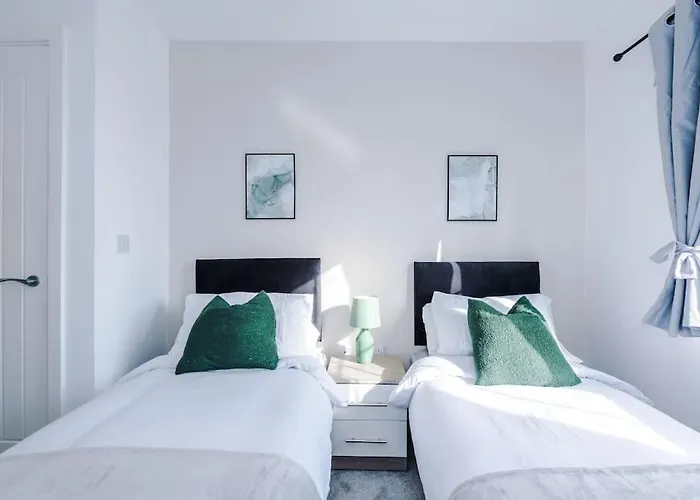 Sleeps 7, Stunning Home, Free Parking, Perfect For Groups, Long Term Disc Manchester