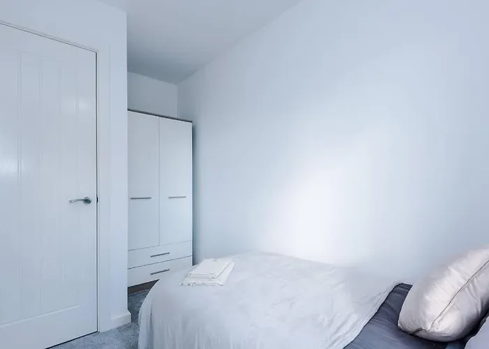 Sleeps 7, Stunning Home, Free Parking, Perfect For Groups, Long Term Disc