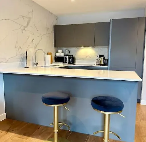 Stunning Centre Duplex With Free Parking