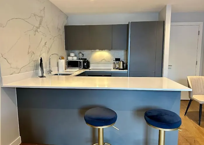 Stunning Centre Duplex With Free Parking 아파트 *