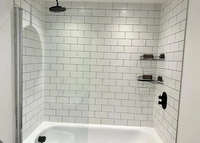 Stunning Centre Duplex With Free Parking *