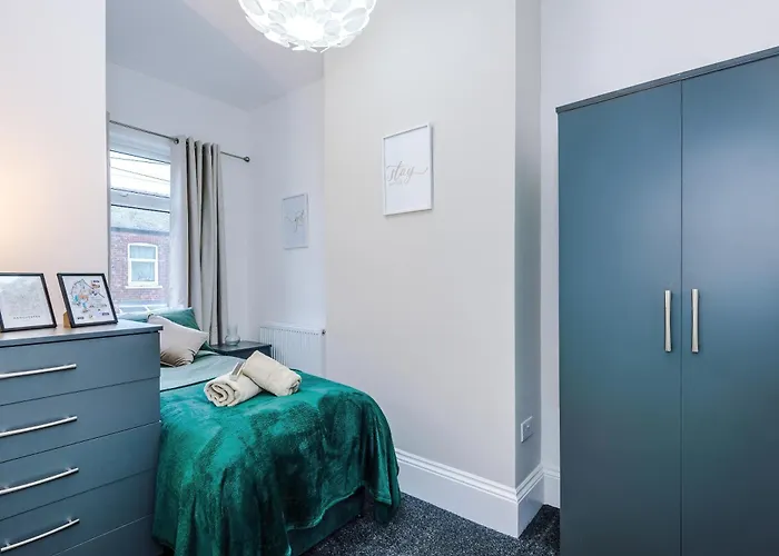 Sleeps 6, Pool Table, Free Parking, Perfect For Groups, Long Term Disc