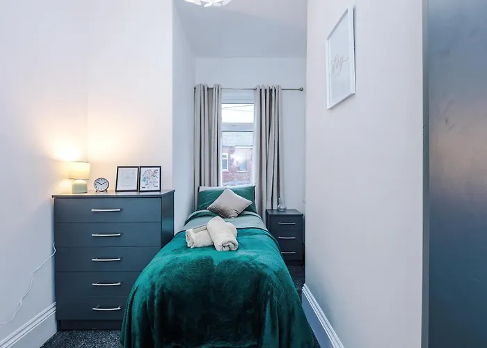 Sleeps 6, Pool Table, Free Parking, Perfect For Groups, Long Term Disc 맨체스터