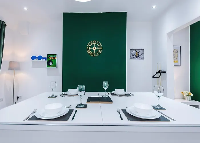 Sleeps 6, Pool Table, Free Parking, Perfect For Groups, Long Term Disc 맨체스터