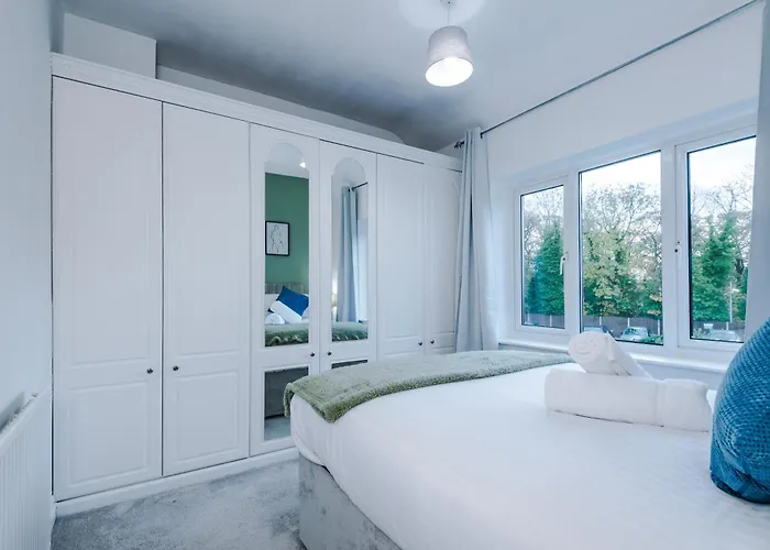 New! 4-bed In By 53 Degrees Property, Ideal For Business & Long Term Contractor Stays, Sleeps 10! Semesterbostad