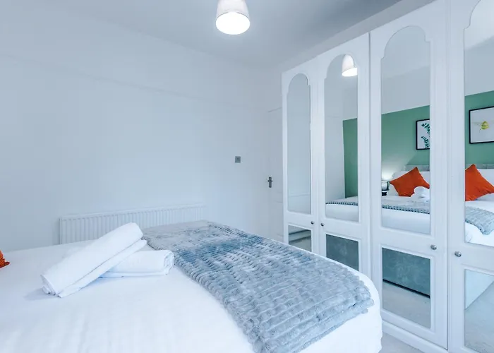 New! 4-bed In By 53 Degrees Property, Ideal For Business & Long Term Contractor Stays, Sleeps 10! *