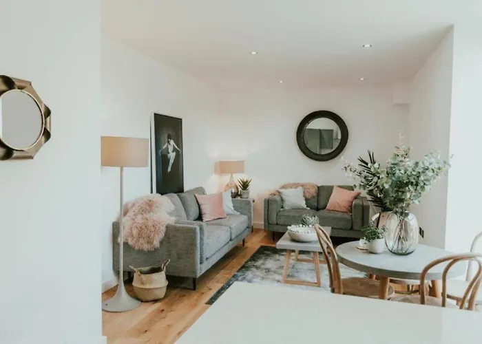 Lovely Chorlton Flat! 5 Seconds To Bus Stop & 2 Minutes To Tram Station Manchester