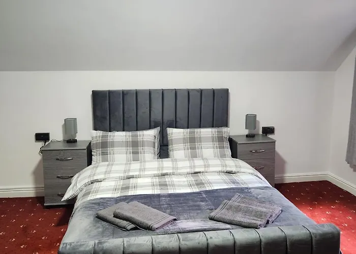 Rainsough Entire House Sleeps Upto 22 - Free Parking & Wifi Dom wakacyjny Manchester