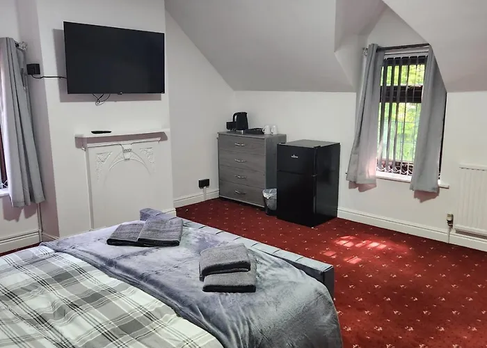 Dom wakacyjny Rainsough Entire House Sleeps Upto 22 - Free Parking & Wifi *