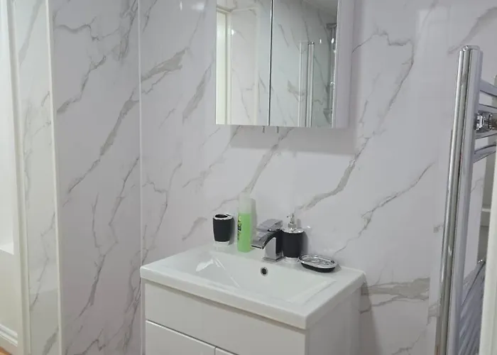 Dom wakacyjny Rainsough Entire House Sleeps Upto 22 - Free Parking & Wifi Manchester