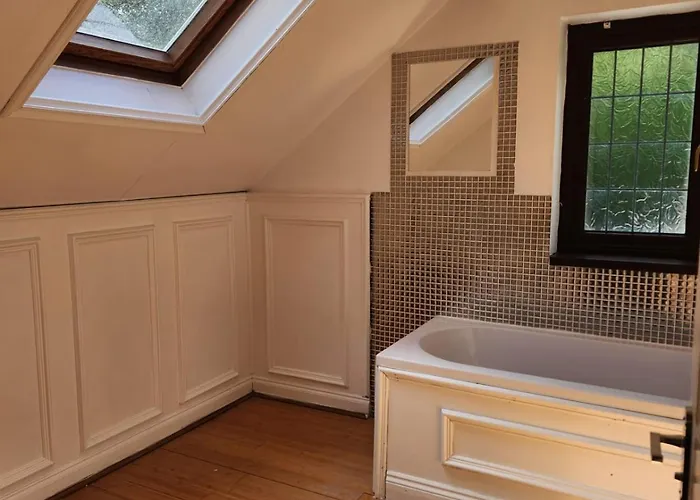 Rainsough Entire House Sleeps Upto 22 - Free Parking & Wifi * Manchester