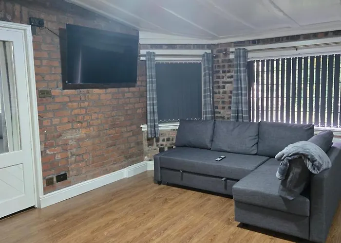 Dom wakacyjny Rainsough Entire House Sleeps Upto 22 - Free Parking & Wifi Manchester