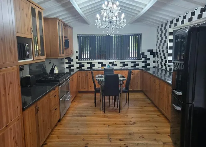 Rainsough Entire House Sleeps Upto 22 - Free Parking & Wifi