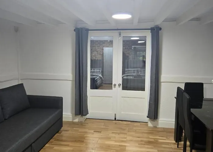 Dom wakacyjny Rainsough Entire House Sleeps Upto 22 - Free Parking & Wifi