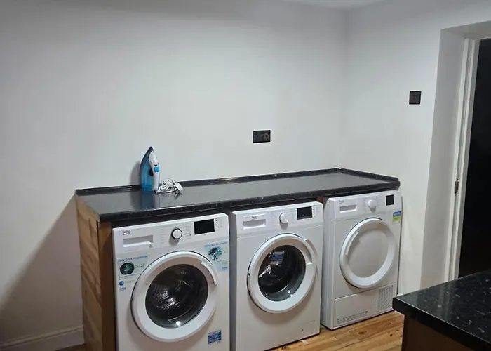 Dom wakacyjny Rainsough Entire House Sleeps Upto 22 - Free Parking & Wifi *