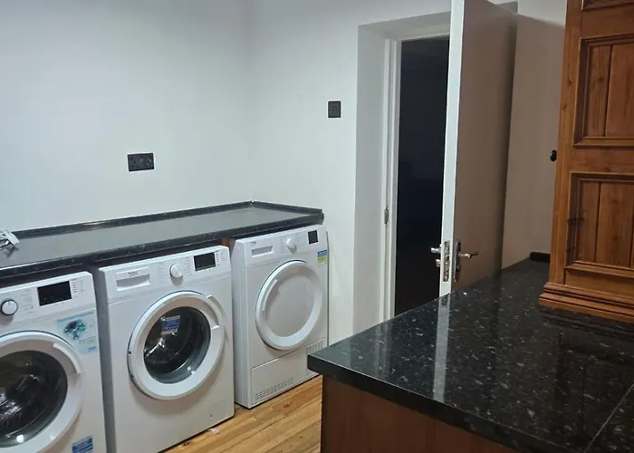 Dom wakacyjny Rainsough Entire House Sleeps Upto 22 - Free Parking & Wifi Manchester