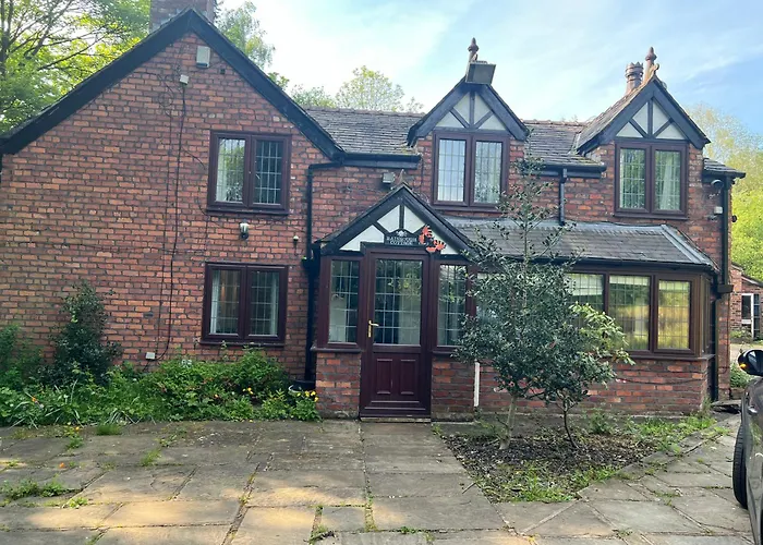 Rainsough Entire House Sleeps Upto 22 - Free Parking & Wifi * Manchester