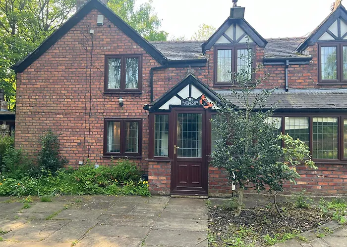 Rainsough Entire House Sleeps Upto 22 - Free Parking & Wifi