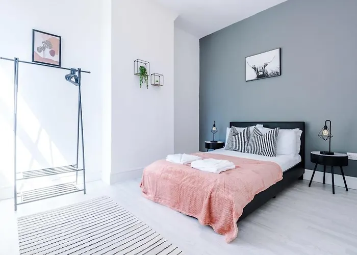 Large 4 Bedroom With Free Parking Near Mediacityuk *