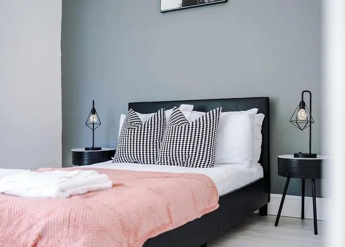 Large 4 Bedroom With Free Parking Near Mediacityuk * 曼彻斯特