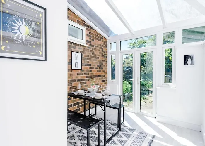 度假居 Large 4 Bedroom With Free Parking Near Mediacityuk *