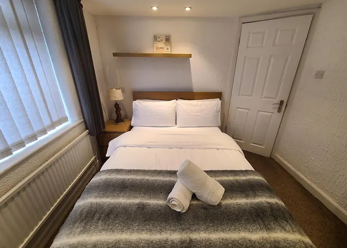 Ferienhaus Grand House Near Etihad Coop Live