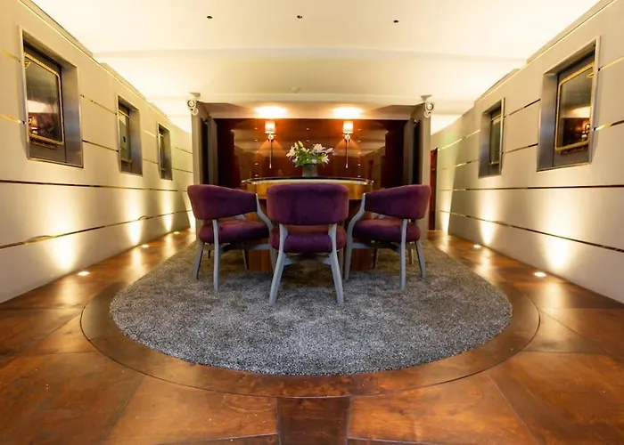 Stunning 130ft Classic Yacht Ботель *