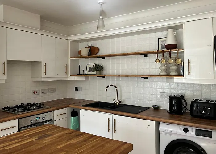 Serene Retreat Sleeps 6 With Garden * Manchester