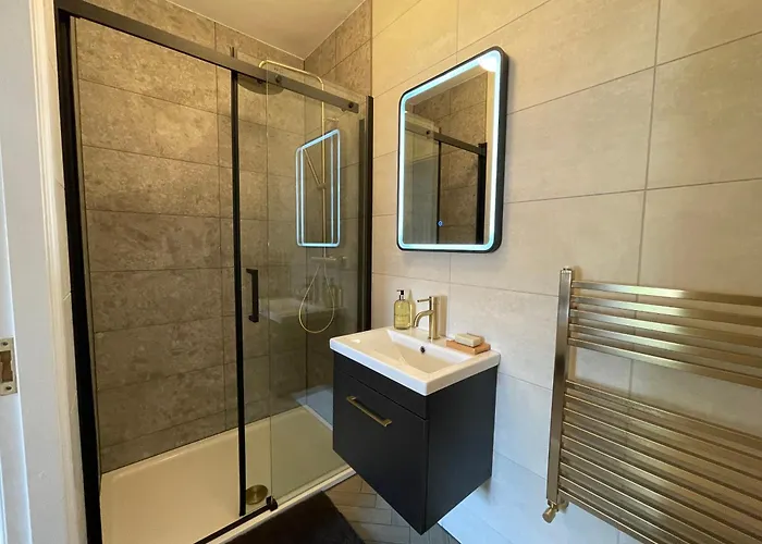 Serene Retreat Sleeps 6 With Garden Manchester