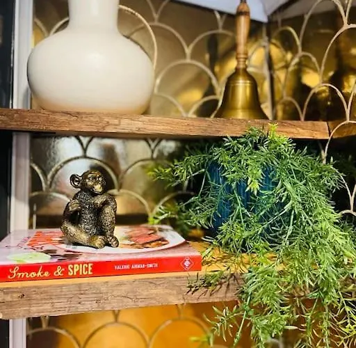 Bespoke Narrowboat Apartment *