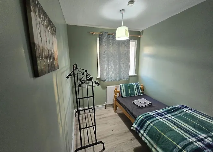 Cosy 3 Bed With Parking Near Piccadilly, Etihad Stadium And Coop Live Sleeps Up To 6